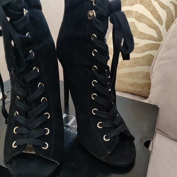 High Heels - Picture 2 of 3